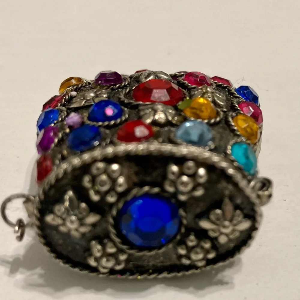 🔥HP🔥 VTG Small Sajai Metal Coin Purse With Stones Patina Missing one dangle
